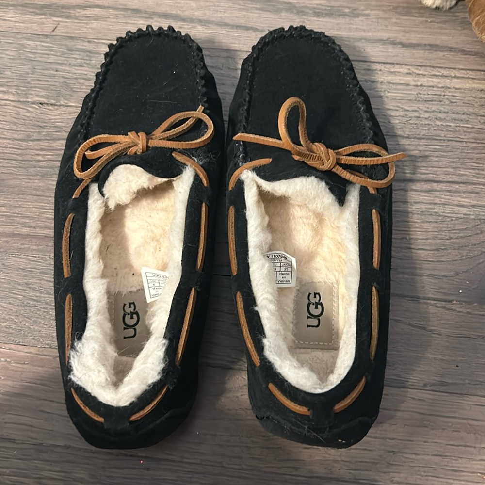 Black moccasins ugg size 8 barely worn.